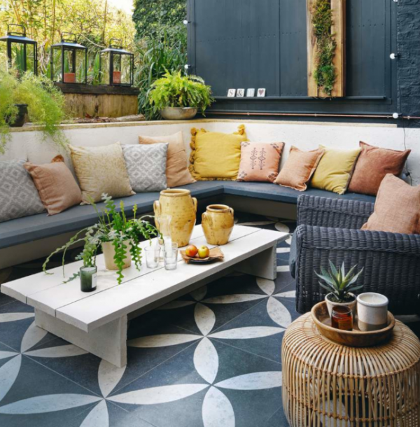 Taman dengan area duduk berlantai kayu